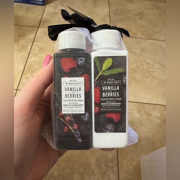 New Vanilla & Berries Gift Set - Picture 2 of 3